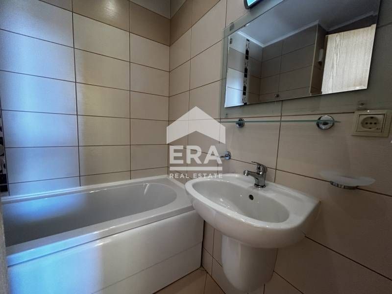 Триетажна обзаведена къща за продажба, в затворен тип комплекс, с. Рог