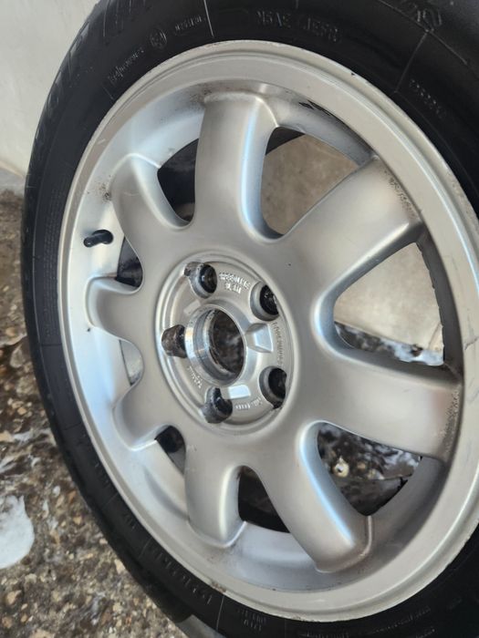 Продавам комплект от 5 алуминиеви джанти и зимни гуми  15 цола от ауди