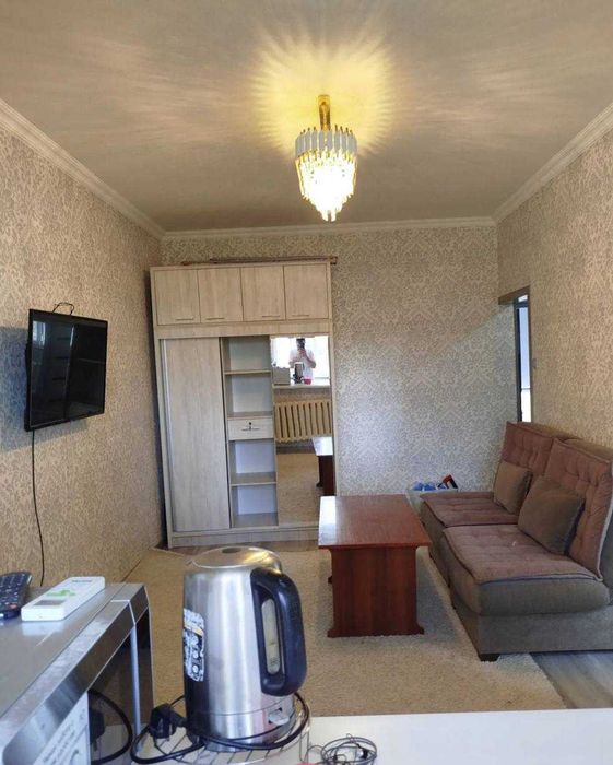 Чиланзар 3 квартал
 1-комнатная переделанная в 2- комнатную, 2 -этаж,