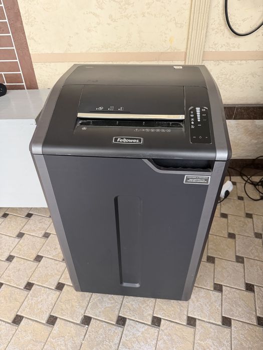 Продаётся профессиональный офисный шреддер Fellowes 425i б/у