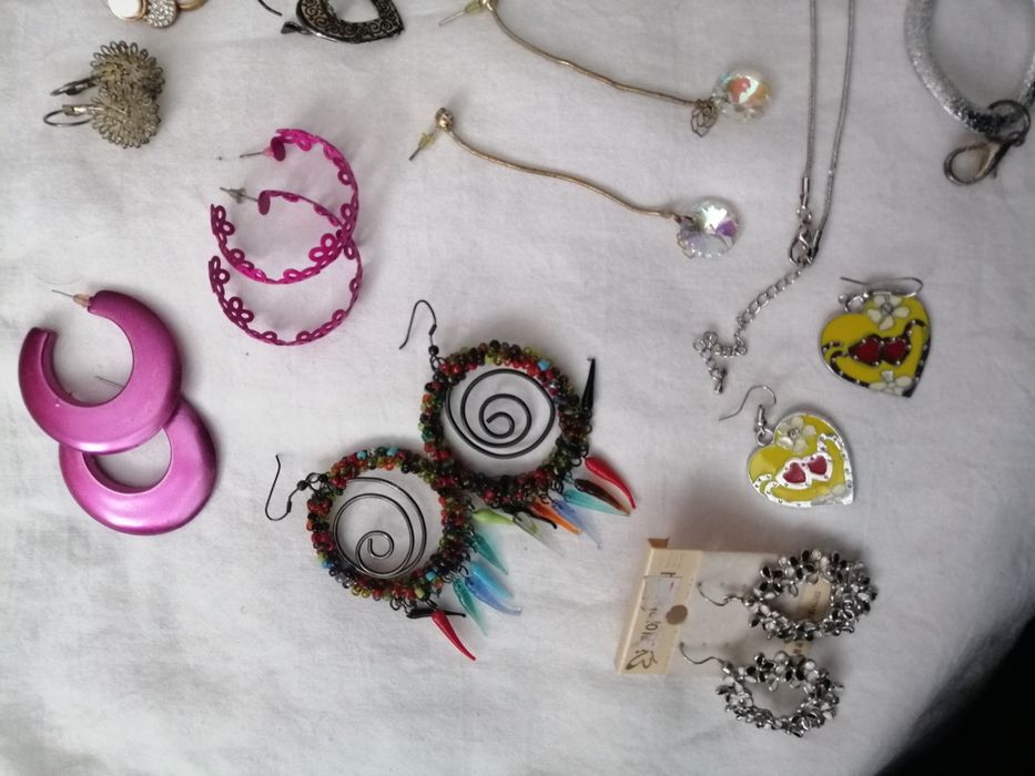 Бижута, обеци, гривни