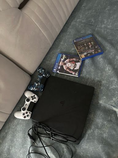 Продам PlayStation 4 slim