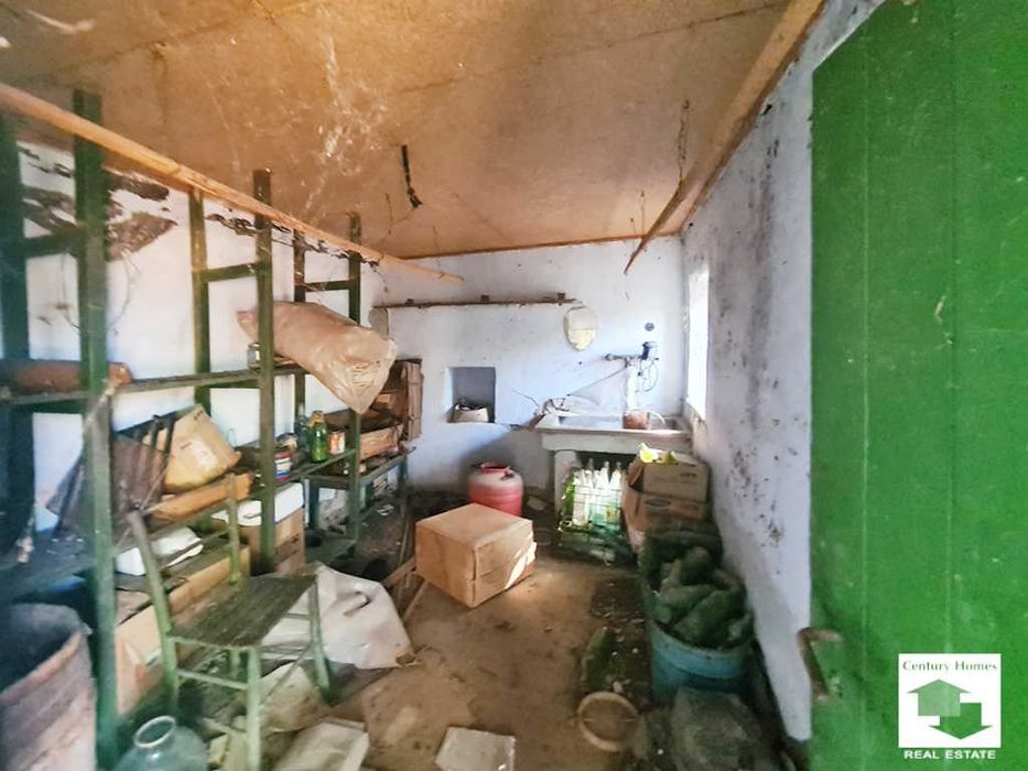 140325 Двуетажна къща с двор и стоп. постройки в с. Горна Липница