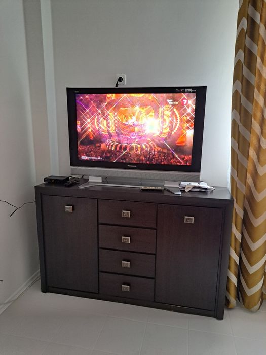 Телевизор и комод