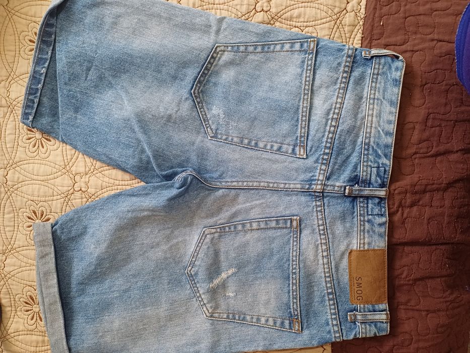 Vând pantaloni scurti de blug