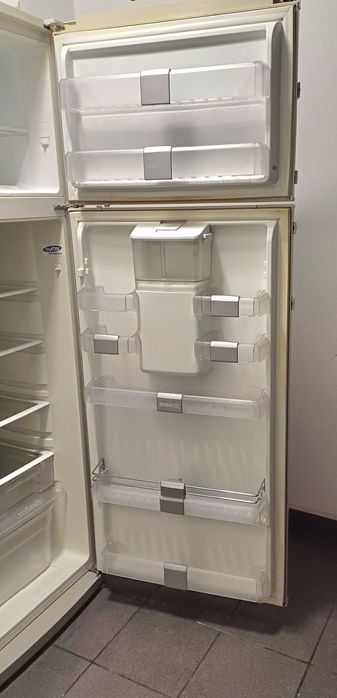 Combina frigorifica BEKO, no frost, dozator apa, display digital