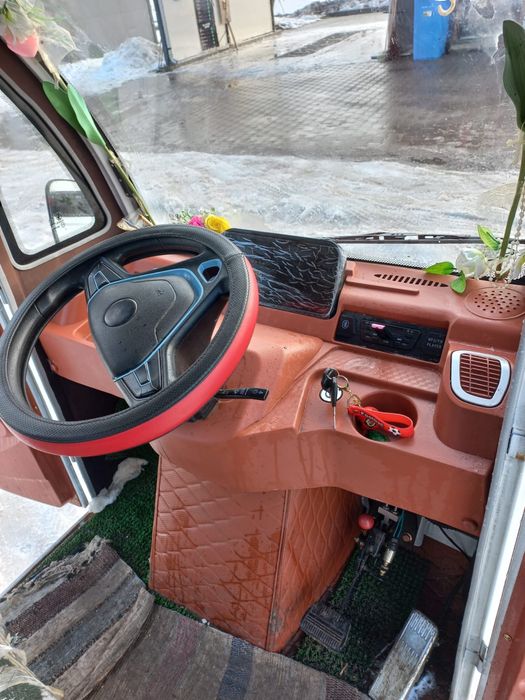 Triciclu electric cu cabină