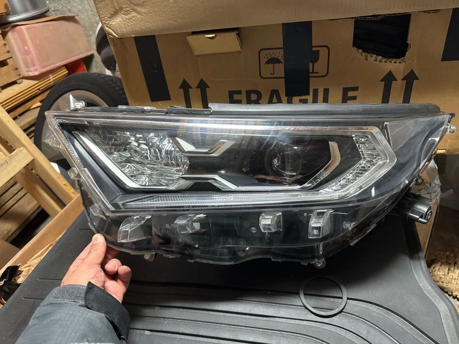 Фар за Toyota Rav4