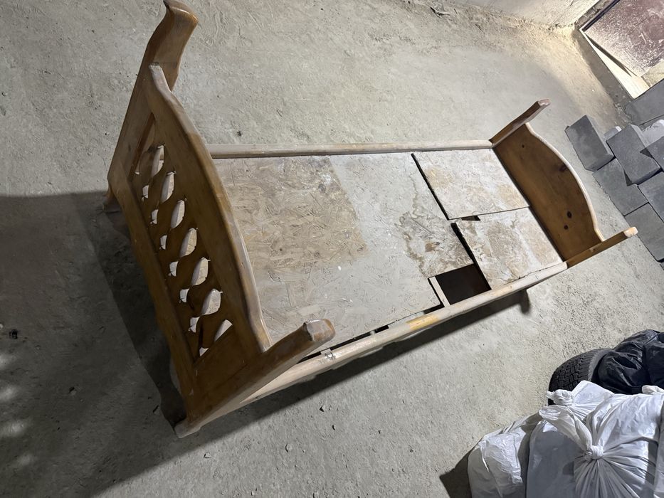 Деревянная кровать