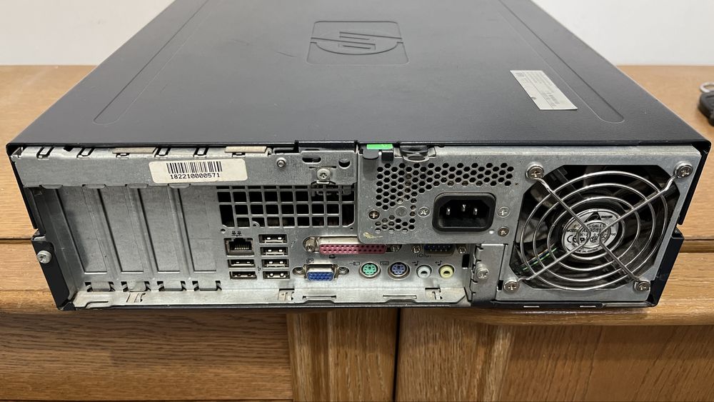 Продавам настолен компютър  ,клавиатура и мишка