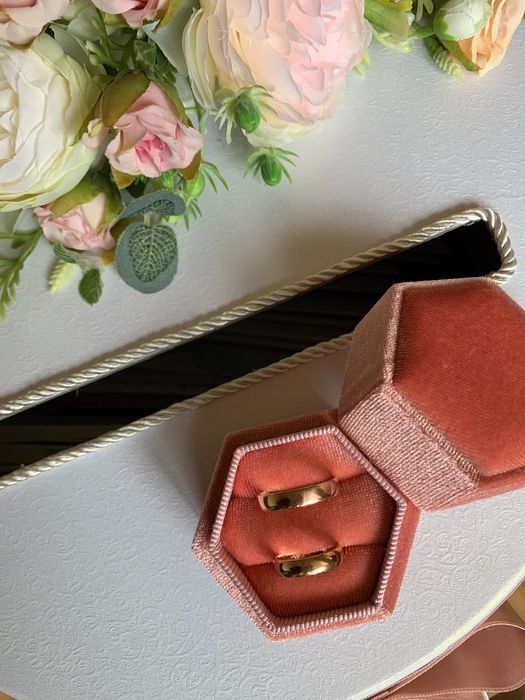 Кадифена двойна кутия за пръстени/халки, чисто нова