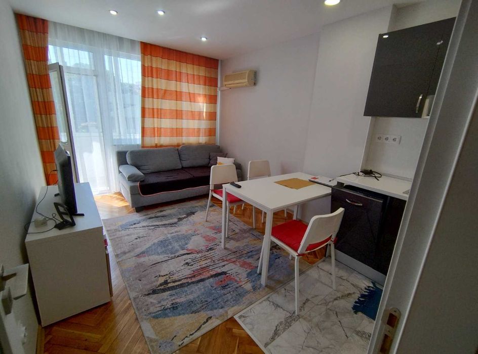 Дава се под наем Тристаен апартамент в Варна, Център - 65 кв.м за 765 € - Снимка #1