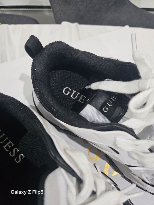 Сникърси на Guess