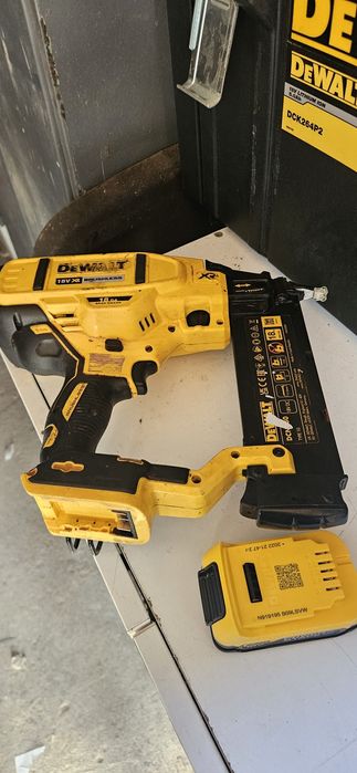 Pistol cuie Dewalt dcn 680