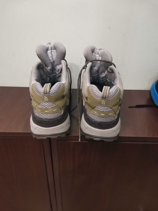 Продавам маратонки  The North Face