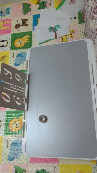 Parta sotiladi. Kitob qoʻyadigani bilan