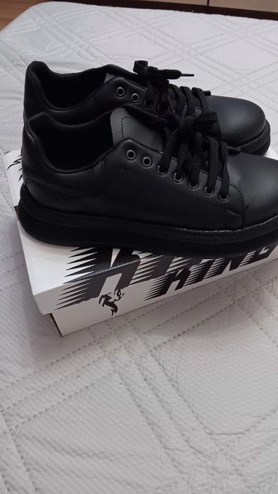 Дамски обувки с цяла подметка