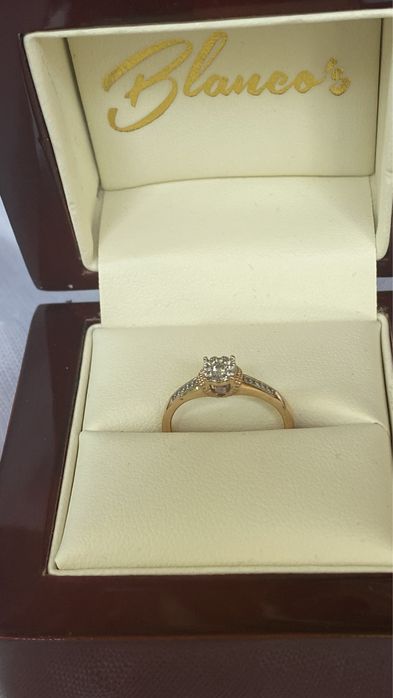 Vand inel de logodna