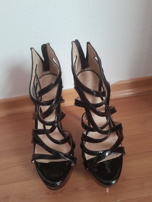 Vând sandale cu bretele