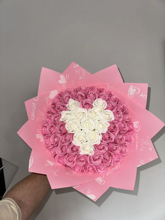 Buchet 59 trandafiri + model inima