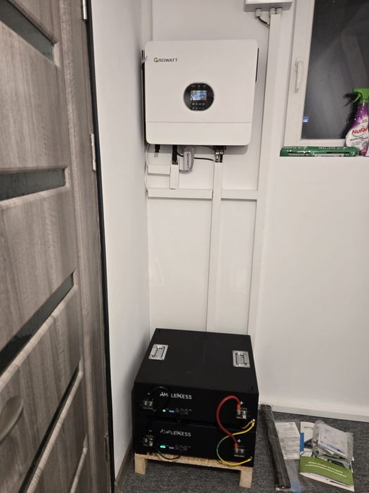 Vand invertor marca growatt de 6 kw cu doi acumulatori