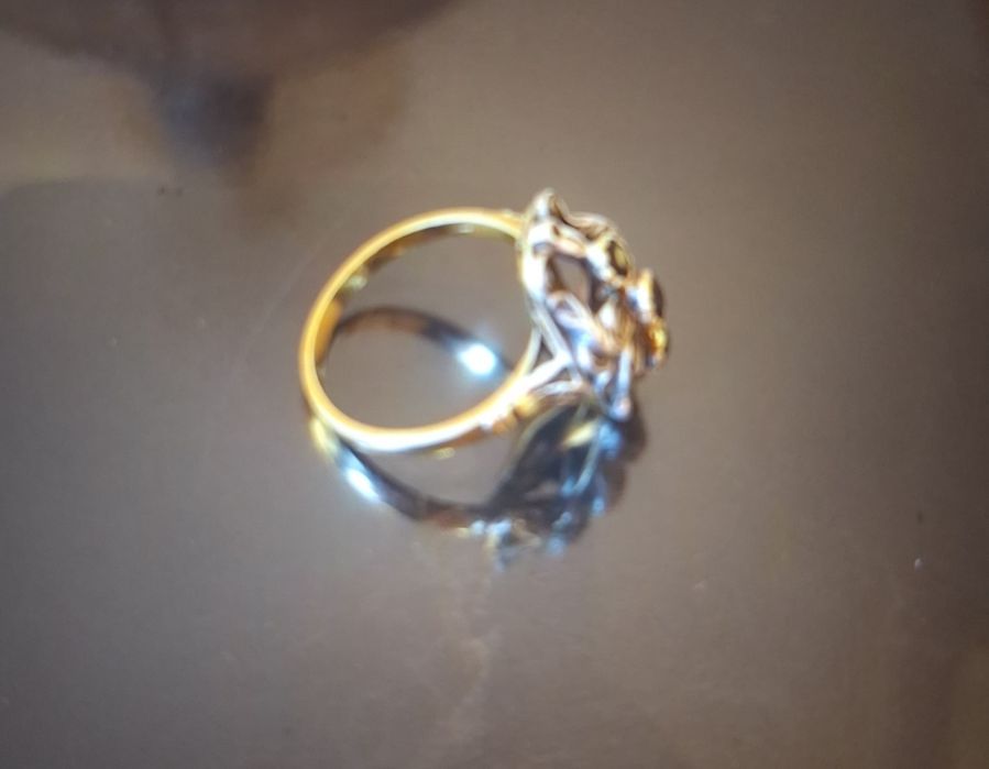 Vand din colectia personala un superb inel lucrat manual din aur de 18k,safire si diamante naturale