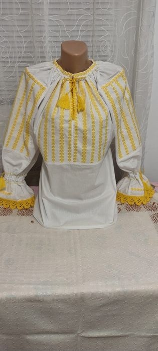 Ii  tradiționale cu motive florale țesute în razboi