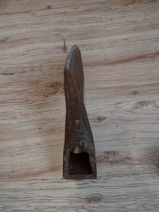 Стара брадва ...