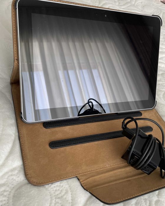 Samsung Galaxy Tab 10.1 inch alba wifi si sim 3G + husa 360 si incarcator original stocare 16GB