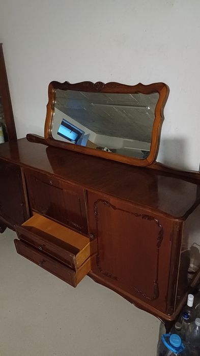 Mobilă veche din lemn
