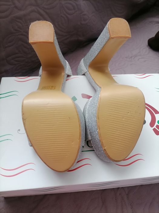 Дамски сандали на дебел ток