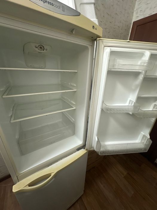 Холодильник старый я дам 10тысяч срочно