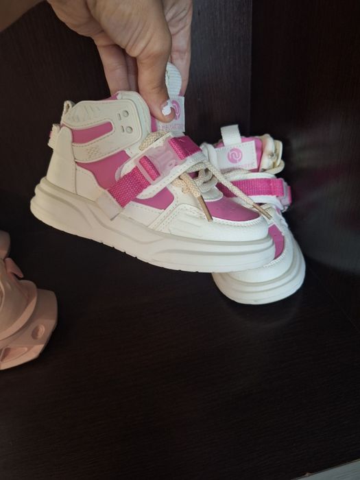 Vând adidasi , o pereche a fost purtata odată cea roz cu alb