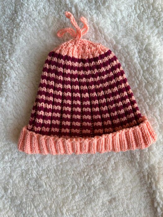 Ръчно изплетени шапки от баба с плетен помпон