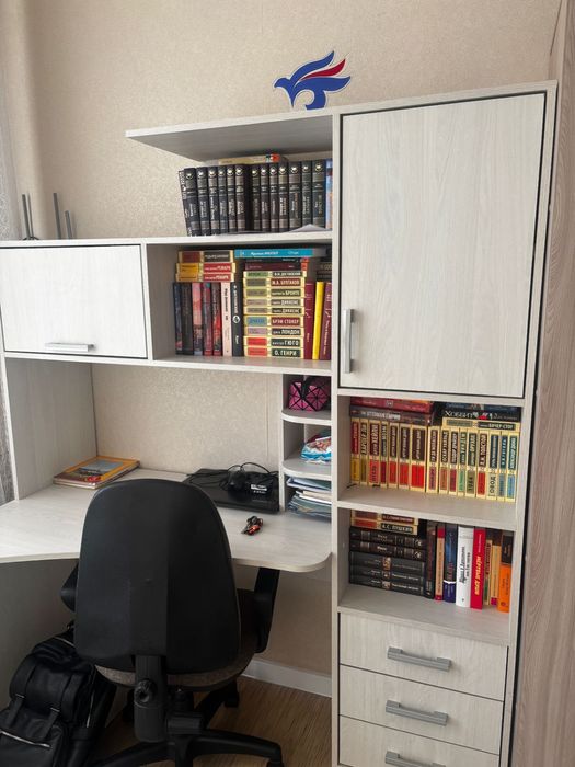 Стол для учебы новый в отличном состояний