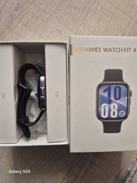 Часовник Huawei Fit 4