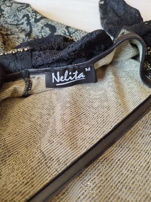 Елегантна черна рокля с ламена нишка