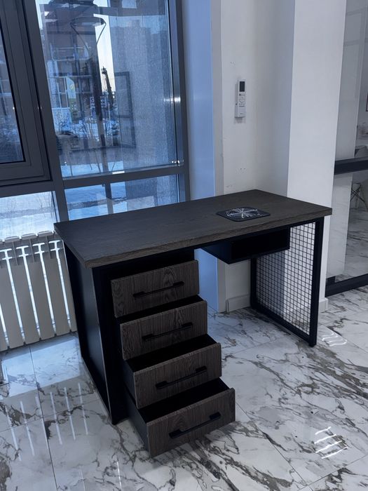 Продается маникюрный стол с вытяжкой