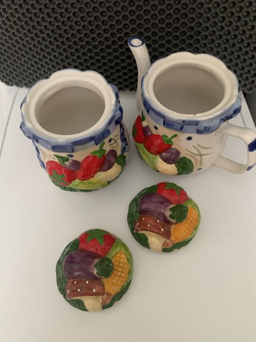 Заварной чайник, сахарница