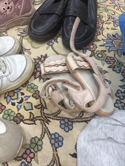 Отдам даром детские обувь 00000