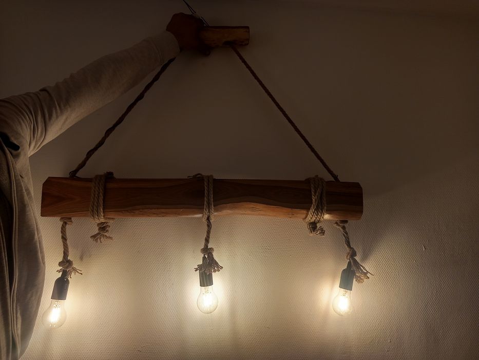 lustră rustică din lemn