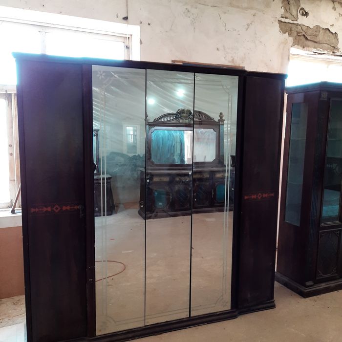 Мягкий мебель и шкаф