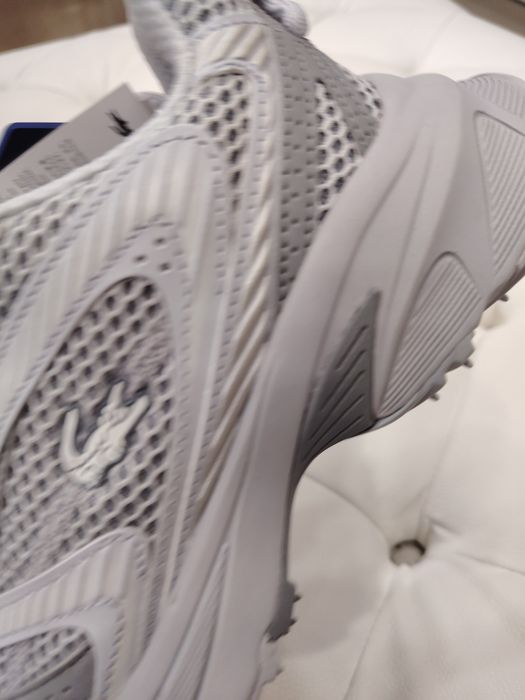 Adidasi noi cu eticheta