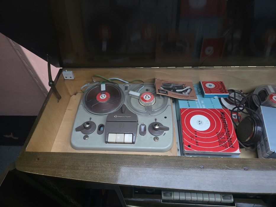 Comoda vintage cu radio, magnetofon si pickup