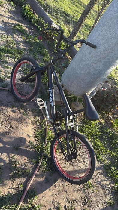 Vând BMX are pana pe spate si frânele trebe schimbate