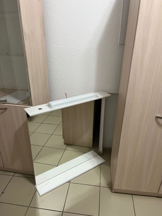 Шкафчик , стол и зеркало