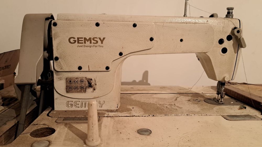 Продам срочно швейную машинку