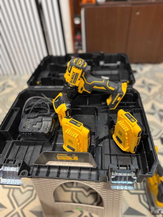 Bormasina cu Percutie DeWALT DCD 709 3Baterii AmanetRahova 295