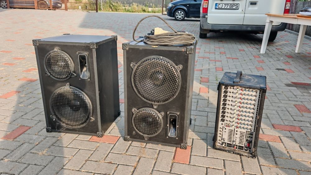 vand statie behringer europower pmx 2000 si plus boxele 8 ohm  100w