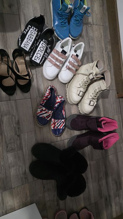 Papuci marimea 38/toti 150 lei